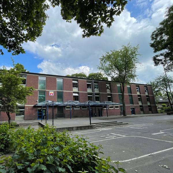 Das Bild zeigt die Burgschule von der Außenseite.