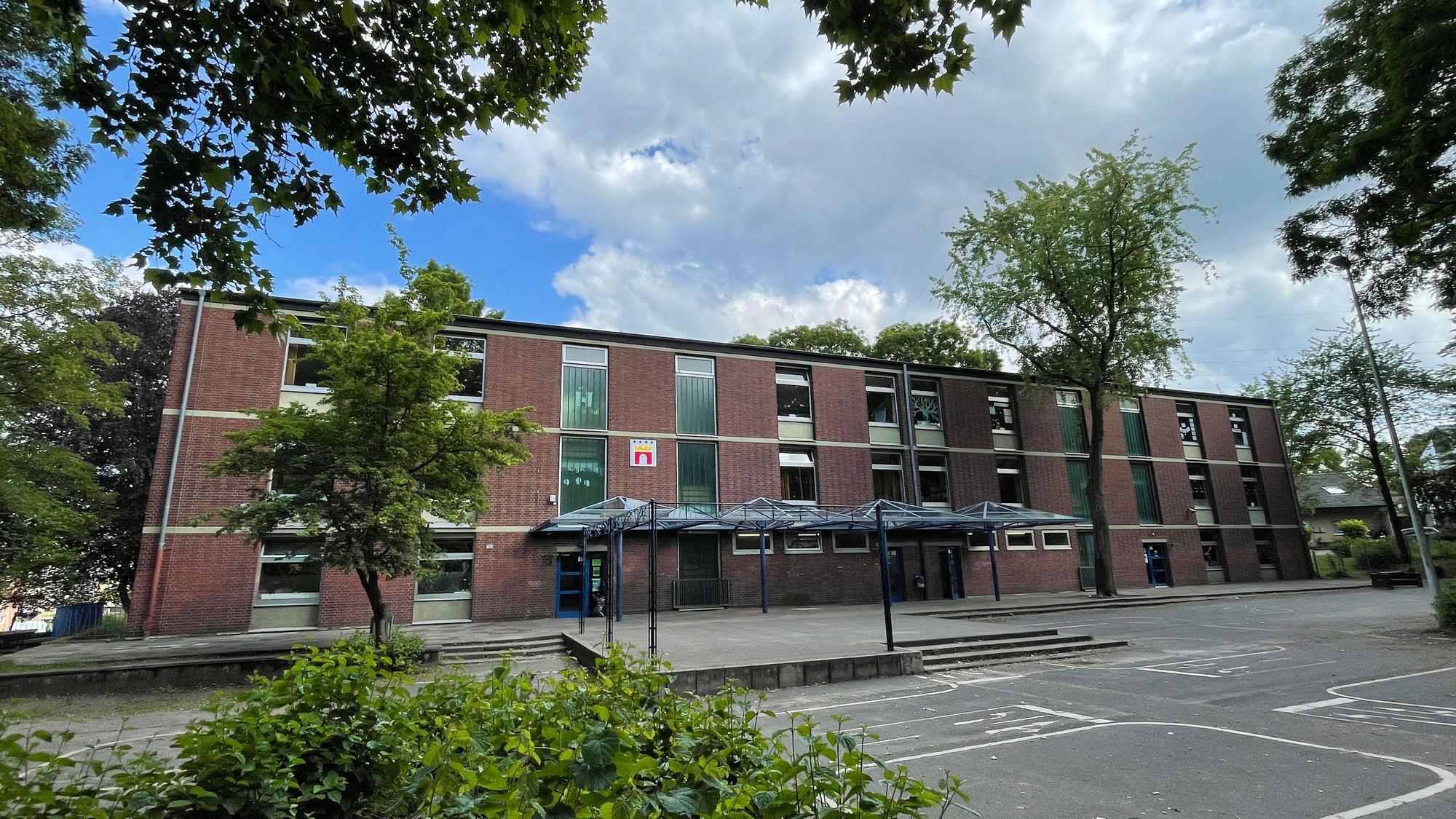 Das Bild zeigt die Burgschule von der Außenseite.