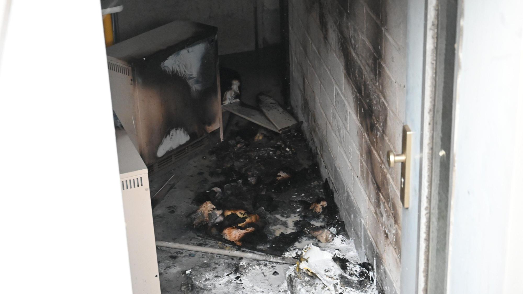 Im Keller eines Mehrfamilienhauses gerieten ein Teppich und Heizungen in Brand.