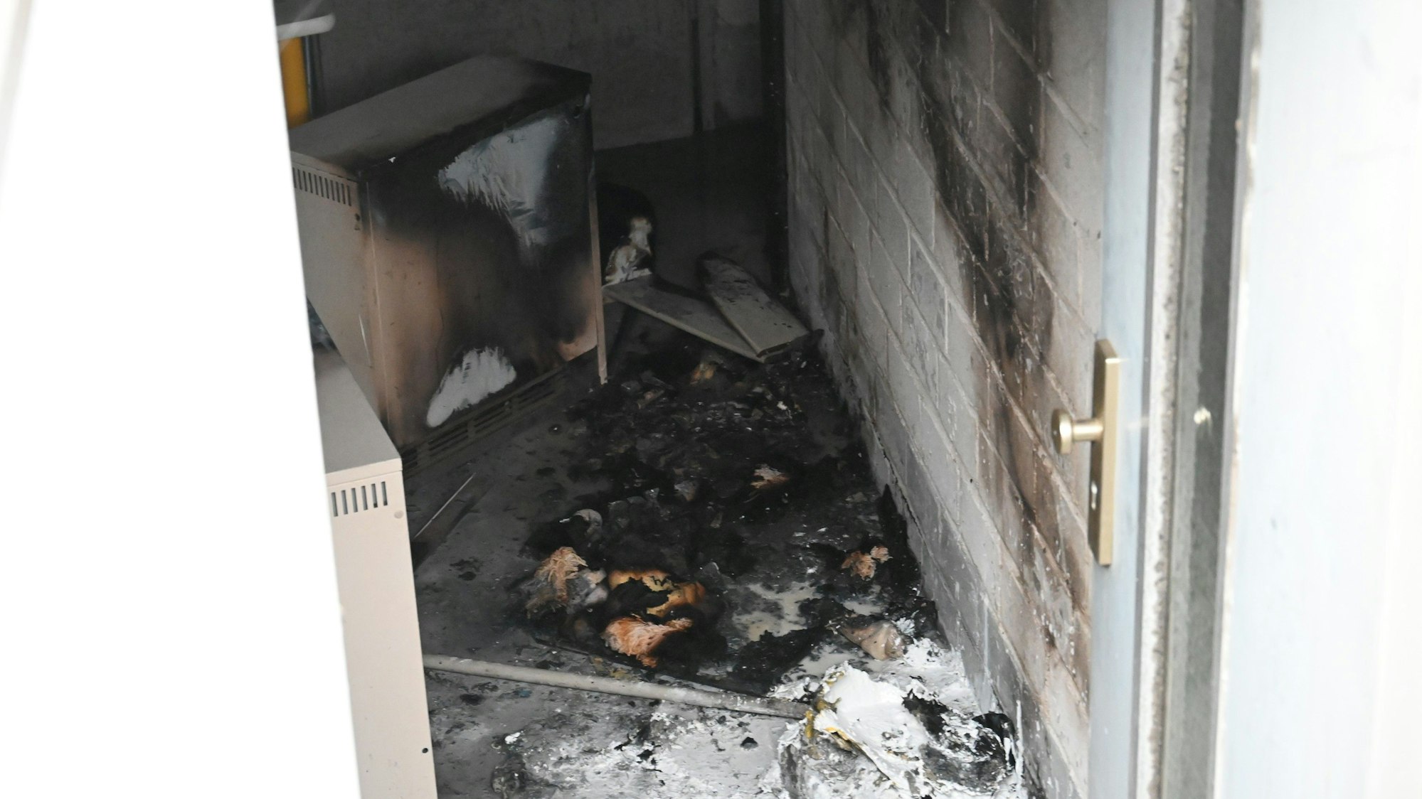 Im Keller eines Mehrfamilienhauses gerieten ein Teppich und Heizungen in Brand.