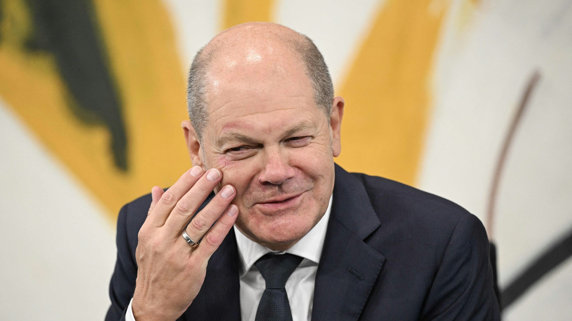 German Chancellor Olaf Scholz jokes about his eyepatch that has gone at the beginning of talks with members of the foreign press (VAP), on September 12, 2023 at the Chancellery in Berlin. Tha Chancellor had worn an eyepatch for some days after injuring his face while jogging. (Photo by John MACDOUGALL / AFP)