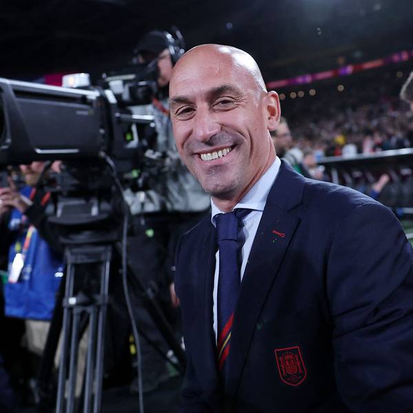Luis Rubiales lacht in eine Kamera, nachdem die spanischen Fußballerinnen in Australien den Weltmeister-Titel geholt hatten.