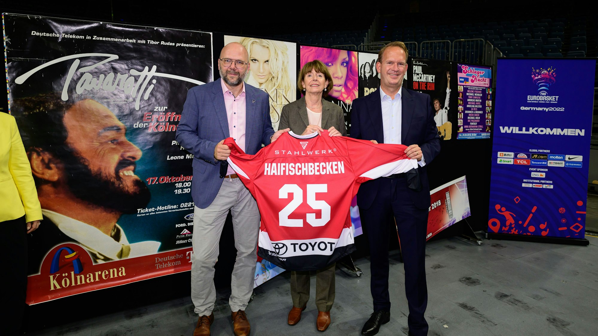 Haie-Geschäftsführer Philipp Walter, OB Henriette Reker und Arena-Geschäftsführer Stefan Löcher