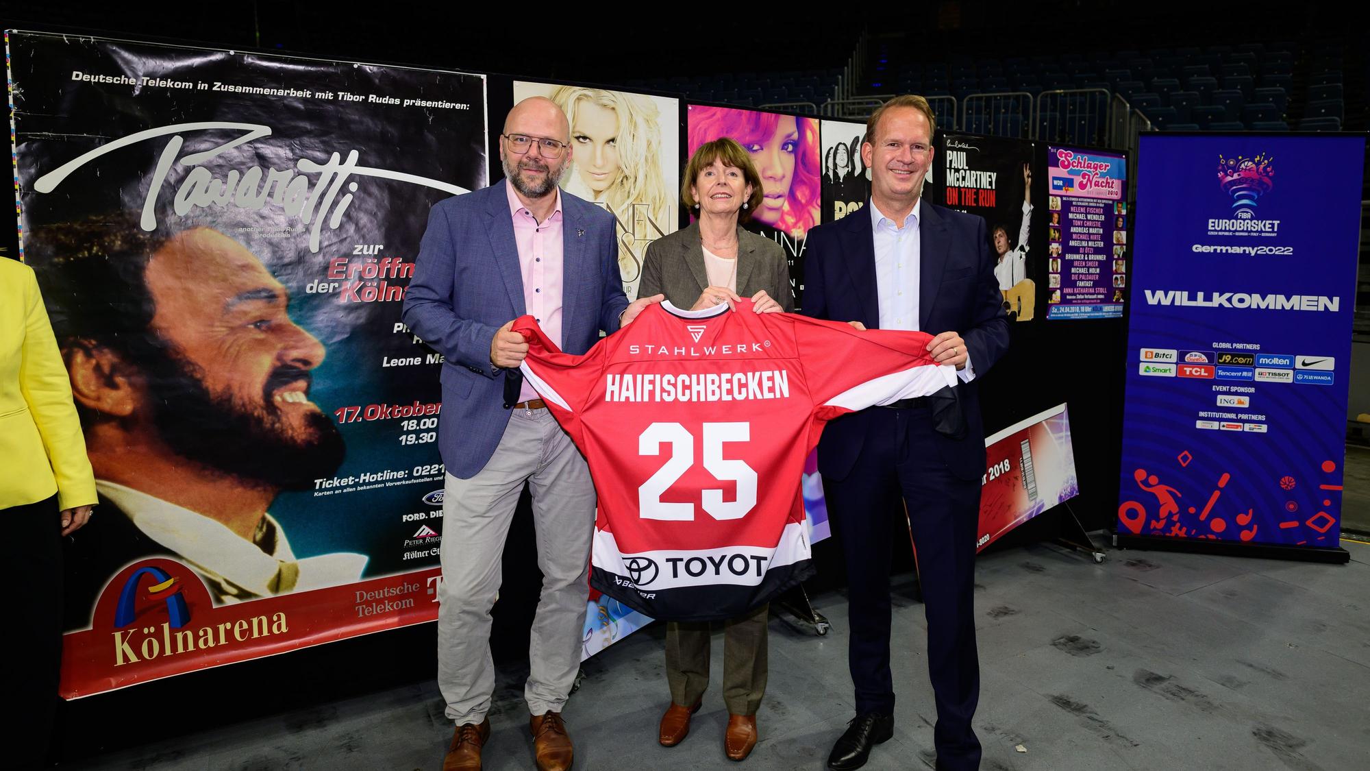 Haie-Geschäftsführer Philipp Walter, OB Henriette Reker und Arena-Geschäftsführer Stefan Löcher