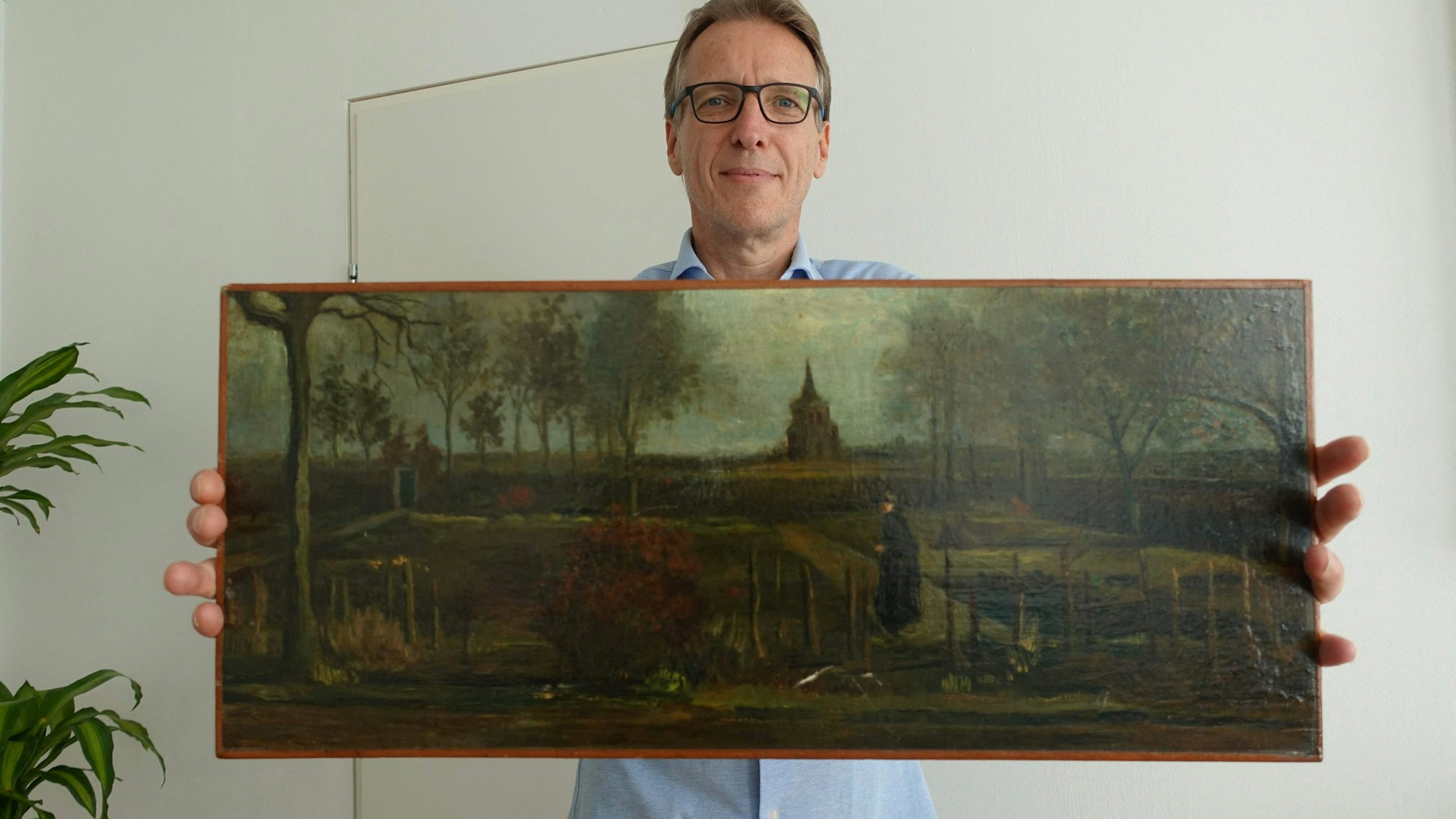 Der Detektiv Arthur Brand hat das Ölgemälde „Der Pfarrgarten von Nuenen im Frühjahr“ in Zusammenarbeit mit staatlichen Ermittlern gerettet.