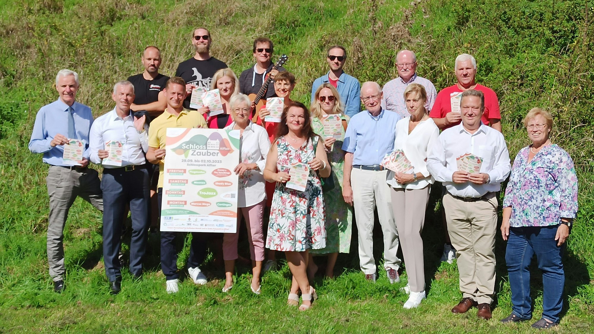 Das Organisationsteam und die Sponsorenvertreter stehen auf einer Wiese.