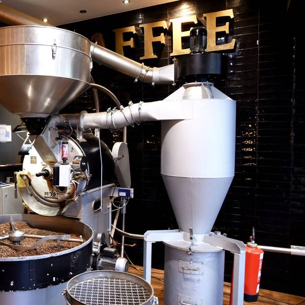 Kaffeebohnen werden in einer Rösterei geröstet