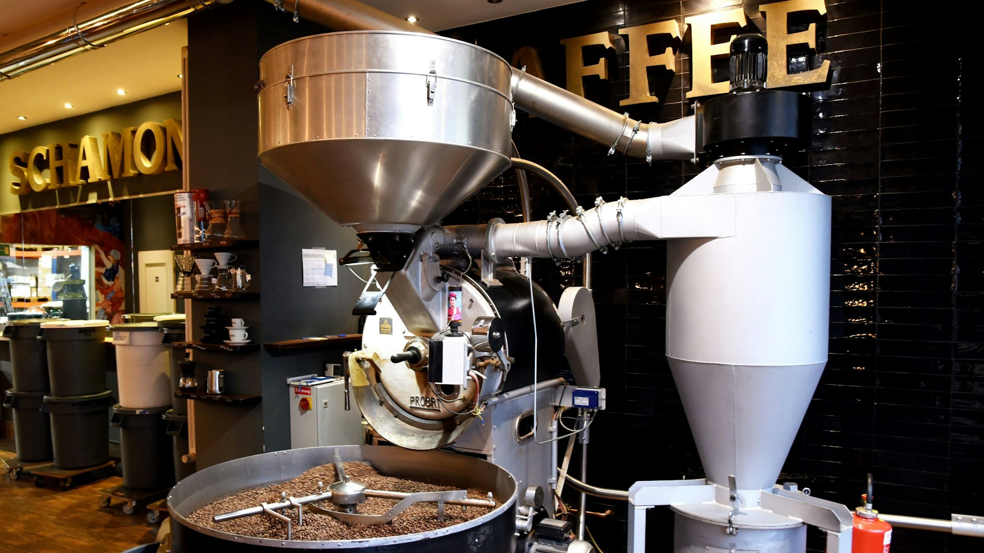 Ein Kafferöster im Schamong Kaffee in Ehrenfeld.