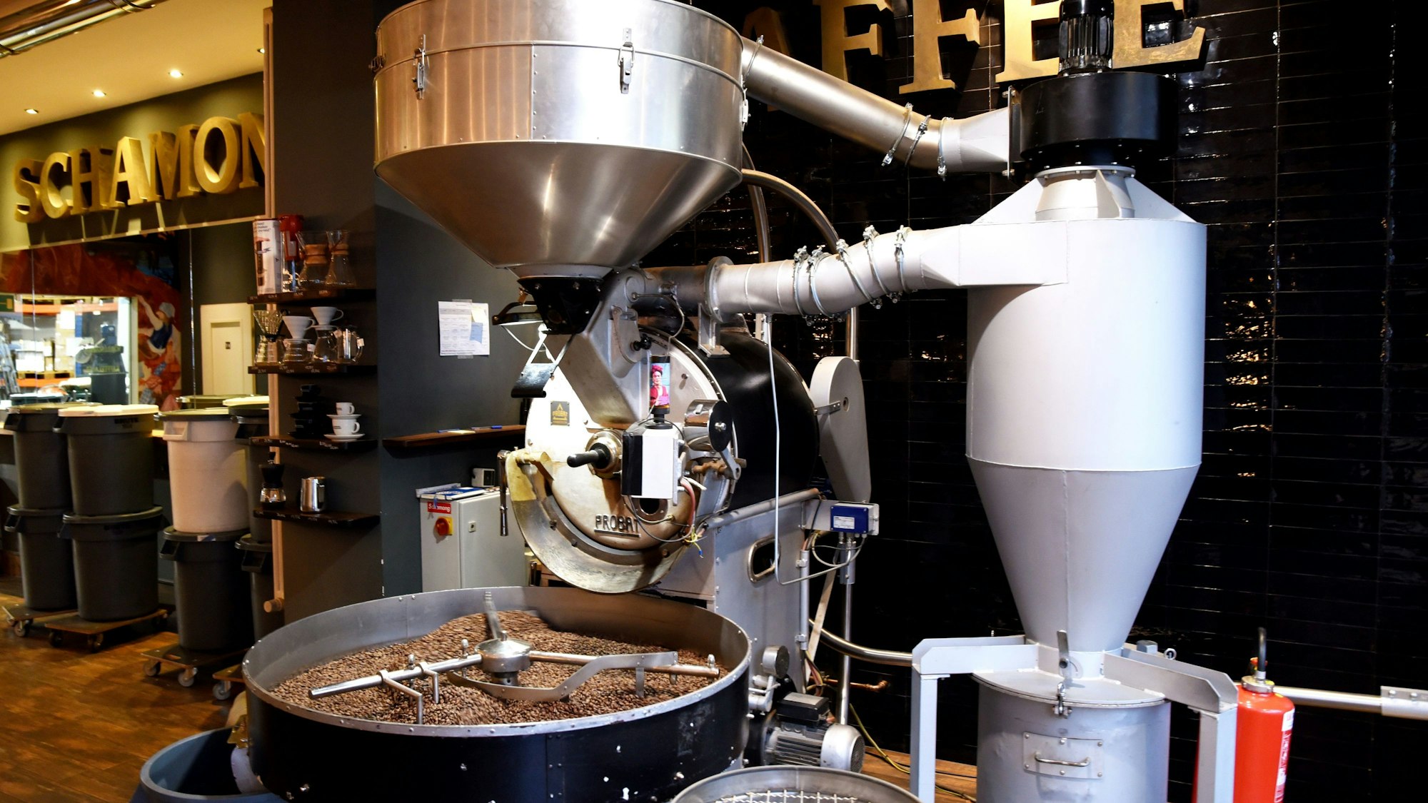 Kaffeebohnen werden in einer Rösterei geröstet