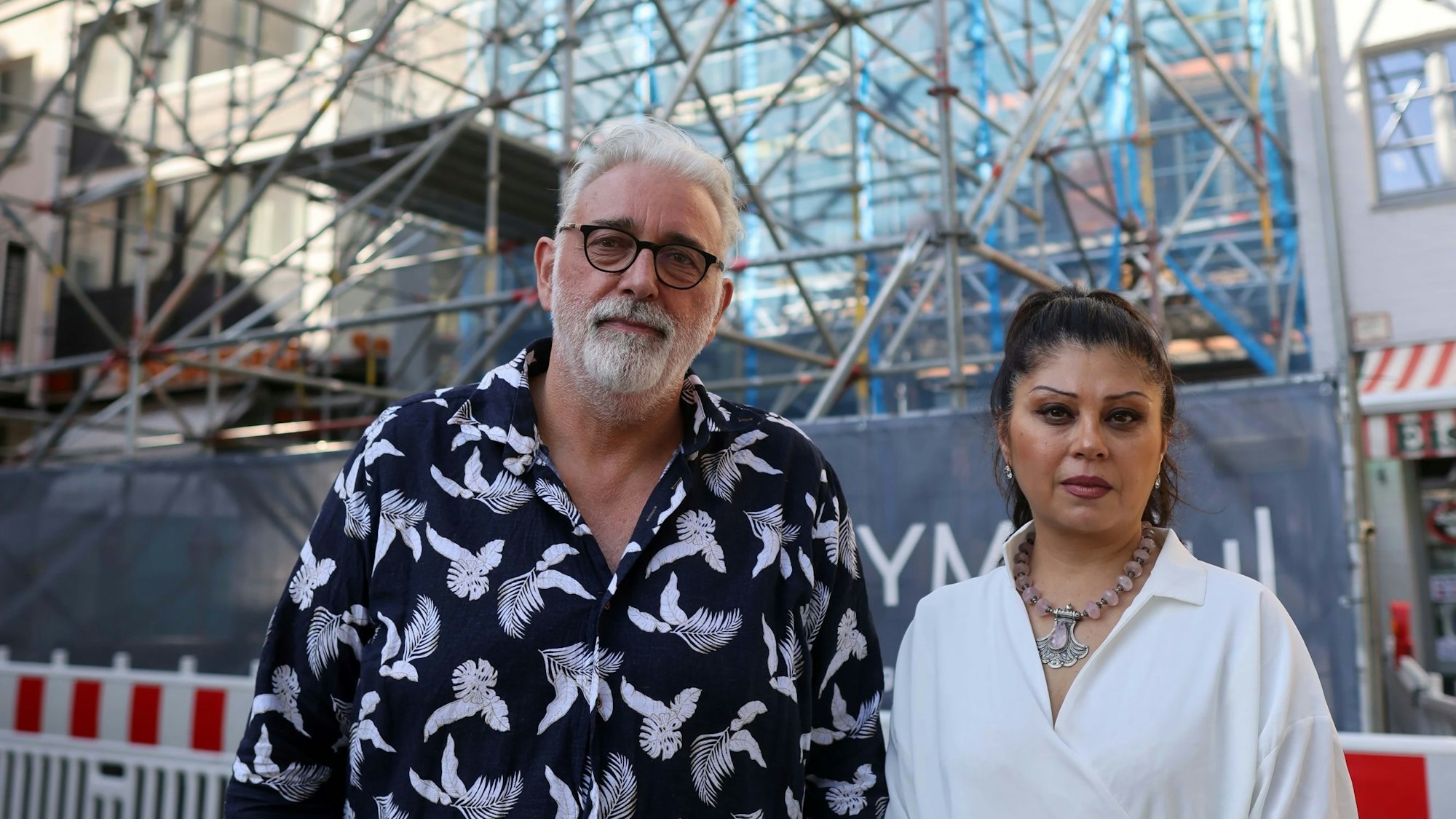 Thomas Wippenbeck und Nadja Maher stehen vor dem Gerüst, das am Fischmarkt den Blick auf das Feinfein verdeckt.