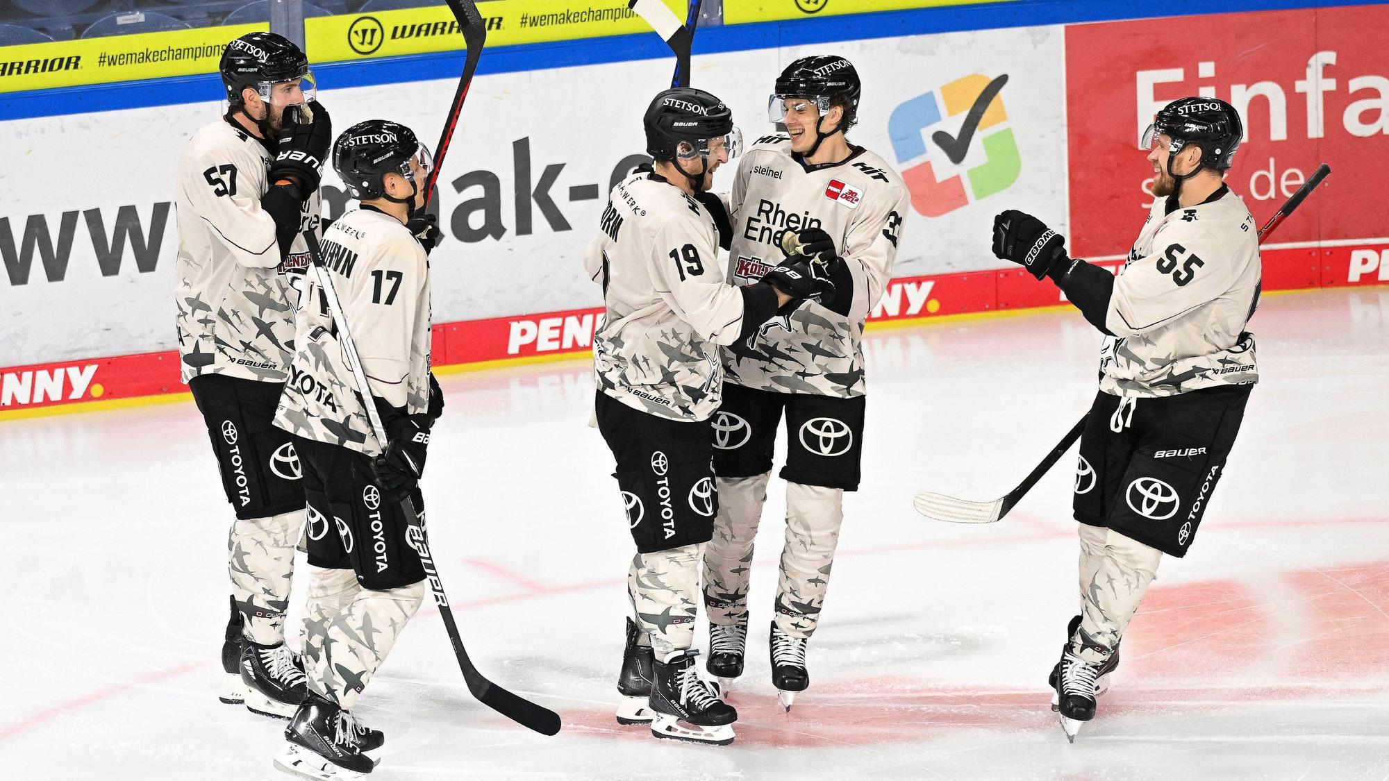 Spieler der Kölner Haie beim Testspiel gegen die Krefeld Pinguine am Sonntag.