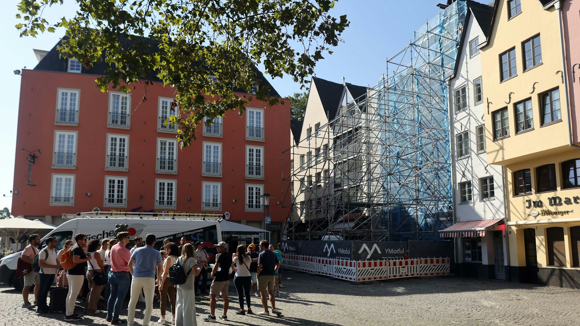 Die Touristengruppe vor dem Gerüst am Fischmarkt.