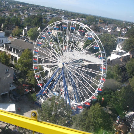 Blick auf ein Riesenrad.