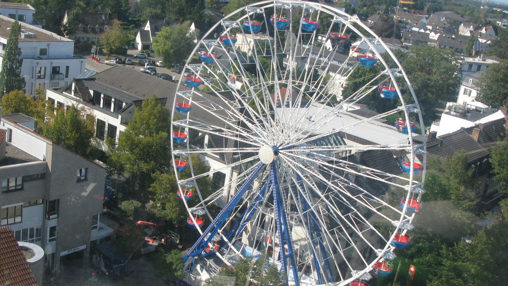 Das 35 Meter hohe Riesenrad wird sich wieder beim Stadtfest in Hennef drehen.