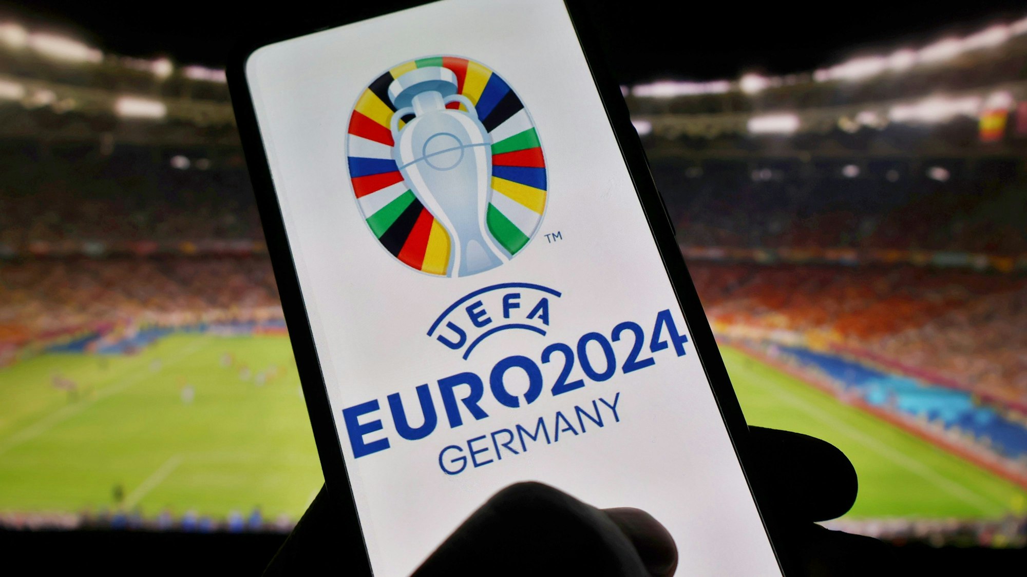 Das Logo der UEFA Euro 2024 ist auf einem Smartphone zu sehen.