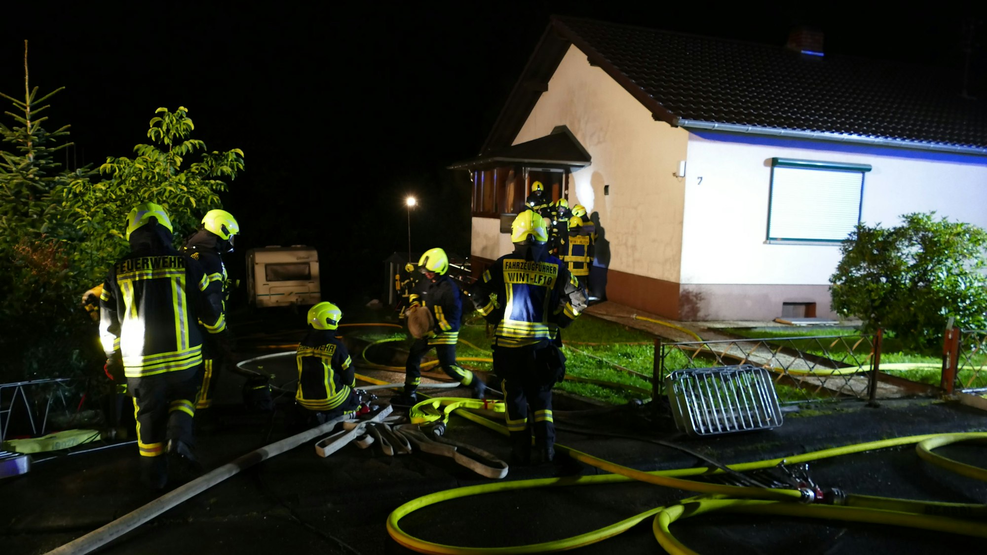 Die Feuerwehr im Einsatz beim Brand eines Wohnhauses.