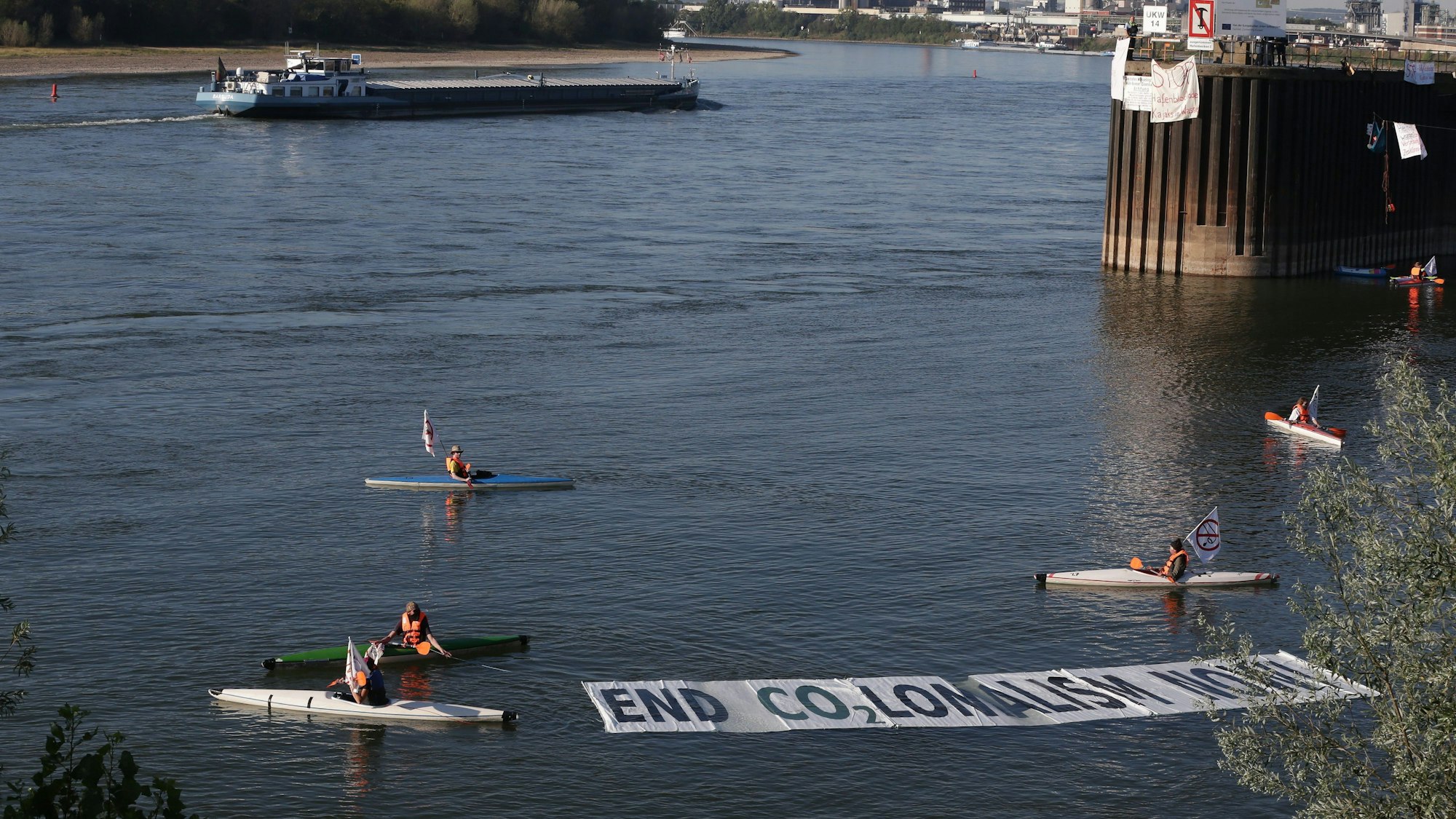 Am Dienstag hat am Kölner Amtsgericht der Prozess gegen drei an der Blockade beteiligte Aktivisten begonnen. Ihnen wird Nötigung vorgeworfen.