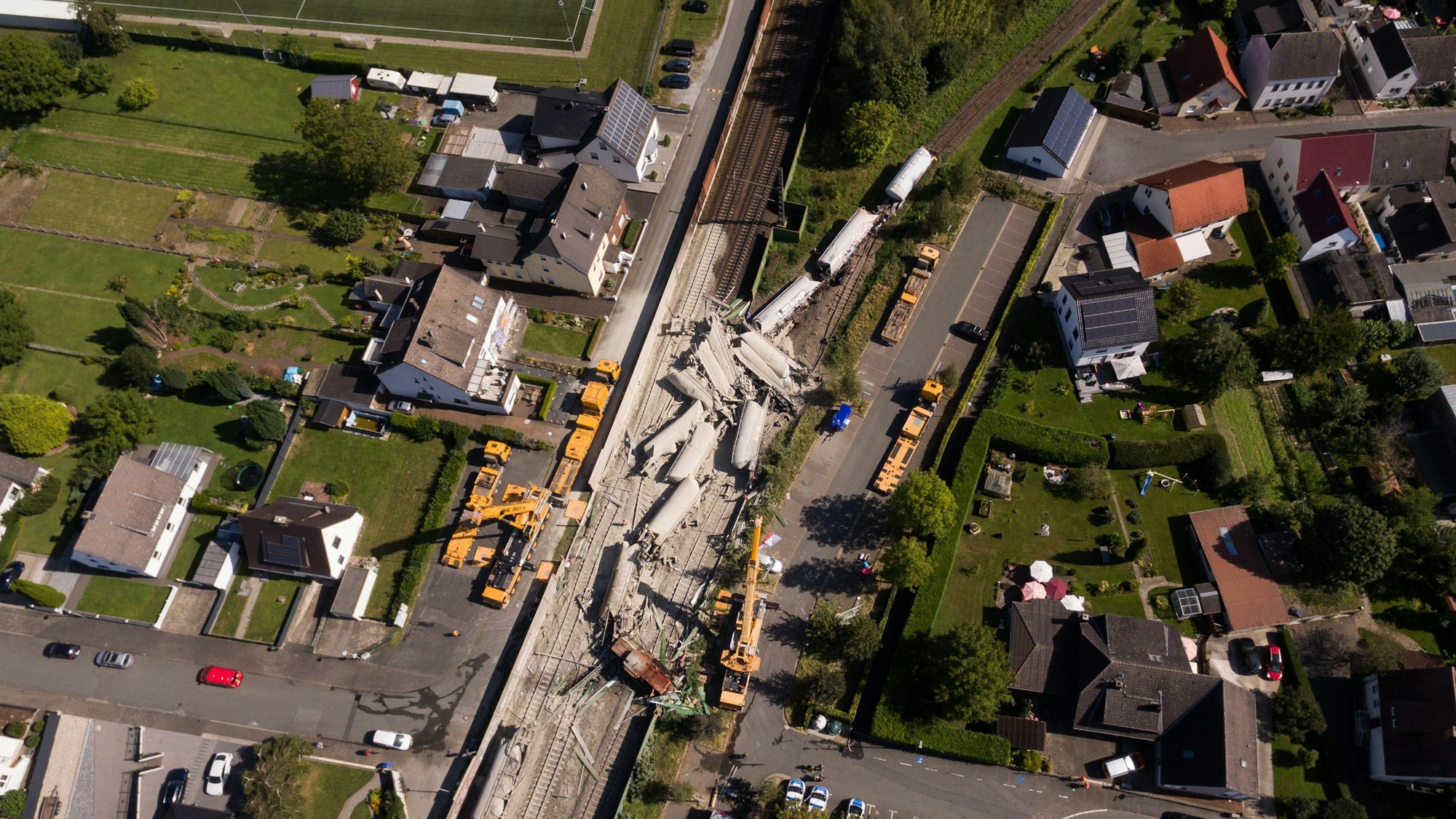 Eine Luftaufnahme zeigt den entgleisten Güterzug im nordrhein-westfälischen Geseke. Die Zugstrecke ist immer noch gesperrt.
