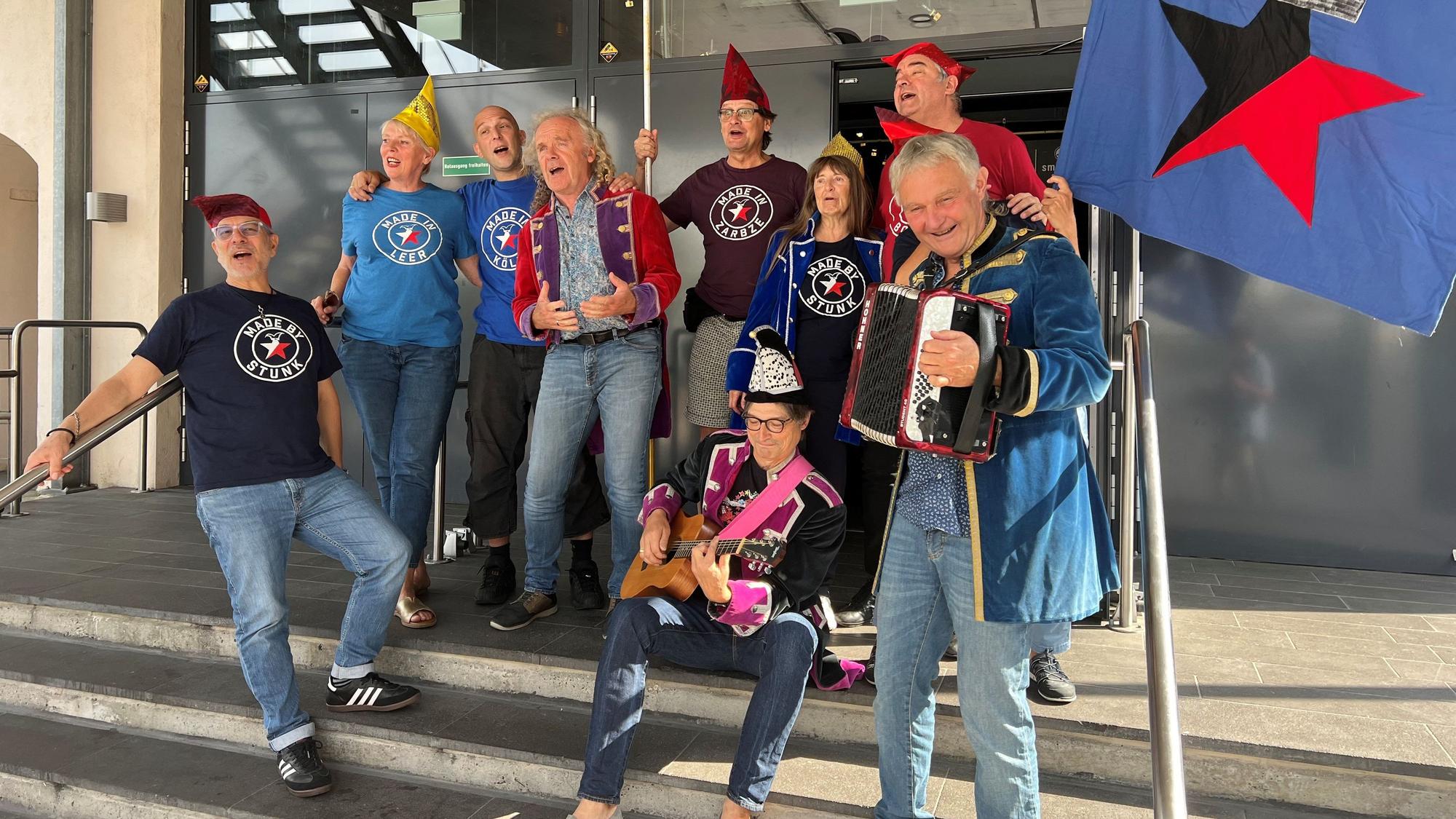 Das Ensemble der Stunksitzung stimmt sich ein, mit dem Stimmungslied „Schunkeln ist Scheiße“.