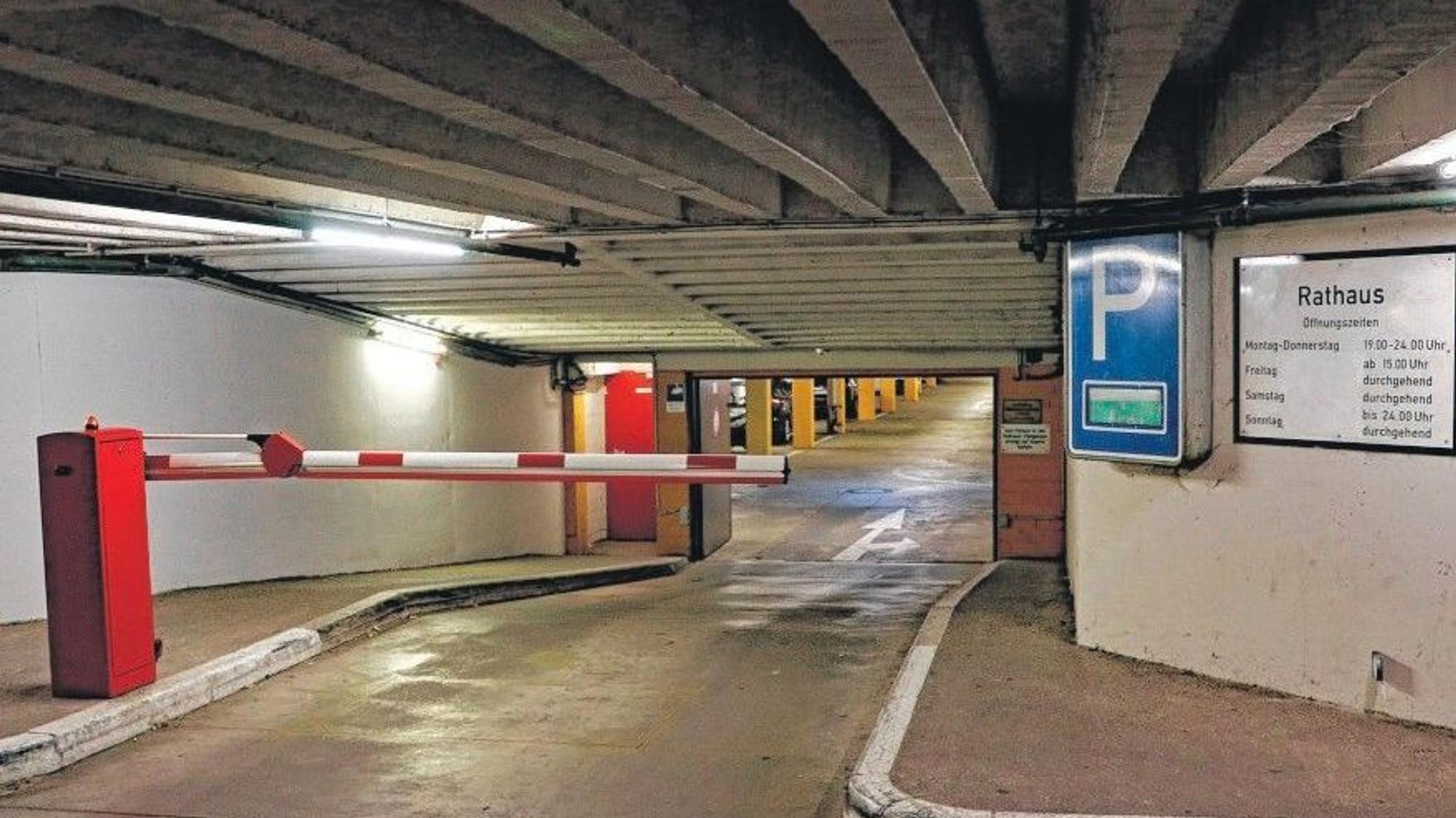 Das Foto zeigt die geschlossene Schranke zur Tiefgarage unter dem Frechener Rathaus.