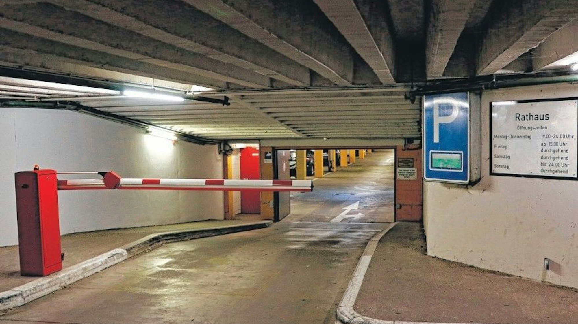 Das Foto zeigt die geschlossene Schranke zur Tiefgarage unter dem Frechener Rathaus.