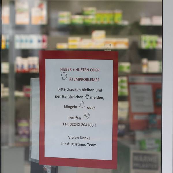 Ein Schild hängt an der Tür einer Apotheke.