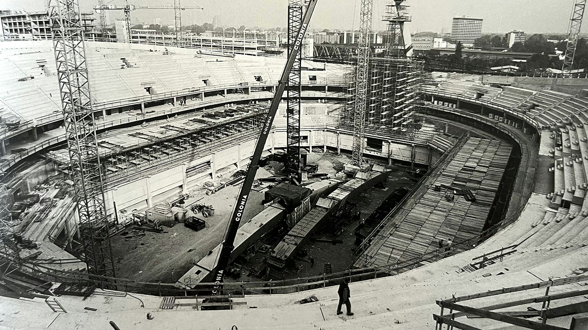 Das historische Bild zeigt den Bau der Lanxess-Arena.