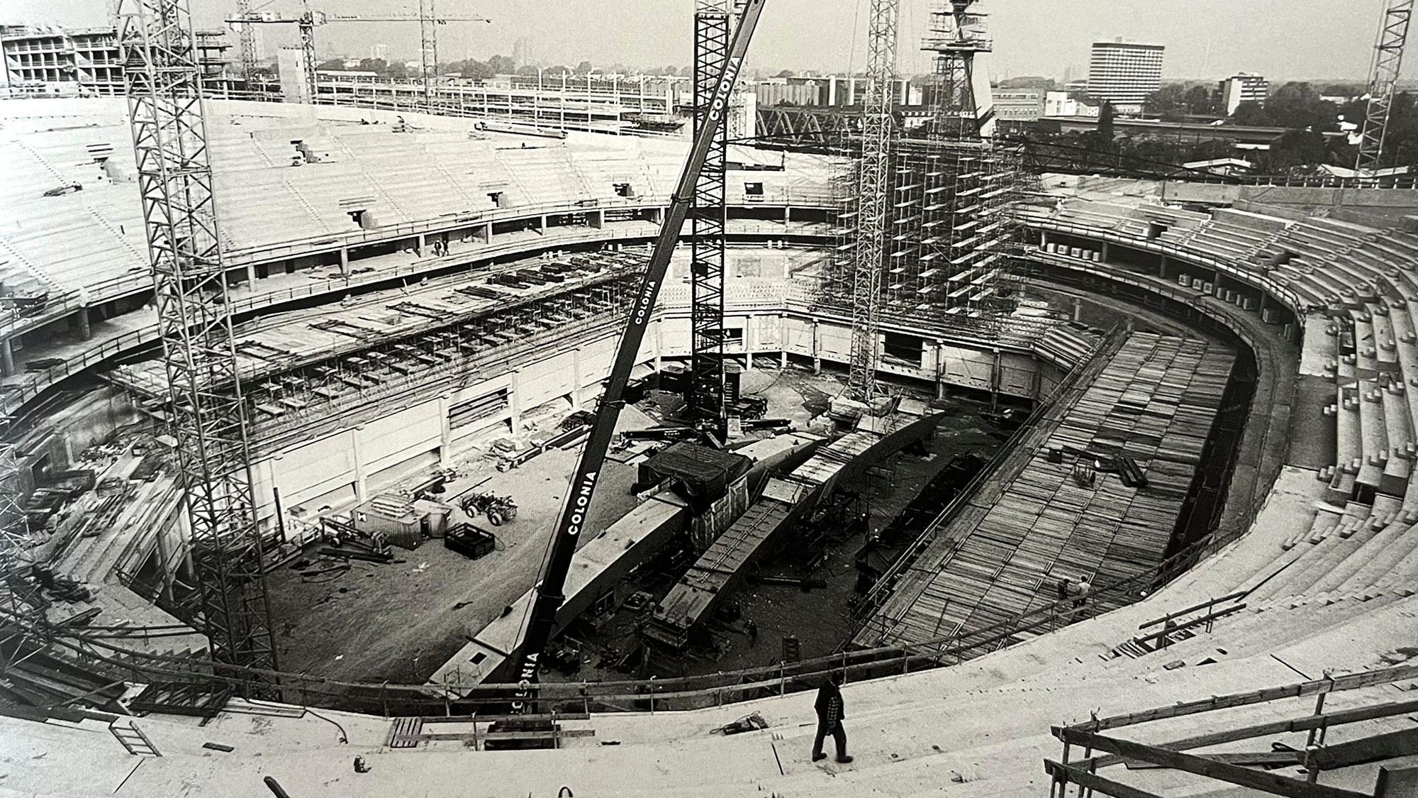 Das historische Bild zeigt den Bau der Lanxess-Arena.