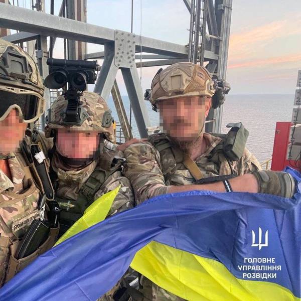 Spezialkräfte des ukrainischen Militärgeheimdienstes auf einer Bohrplattform vor der Krim. Kiew ließ sich viel Zeit mit der Mitteilung dieses Erfolges.