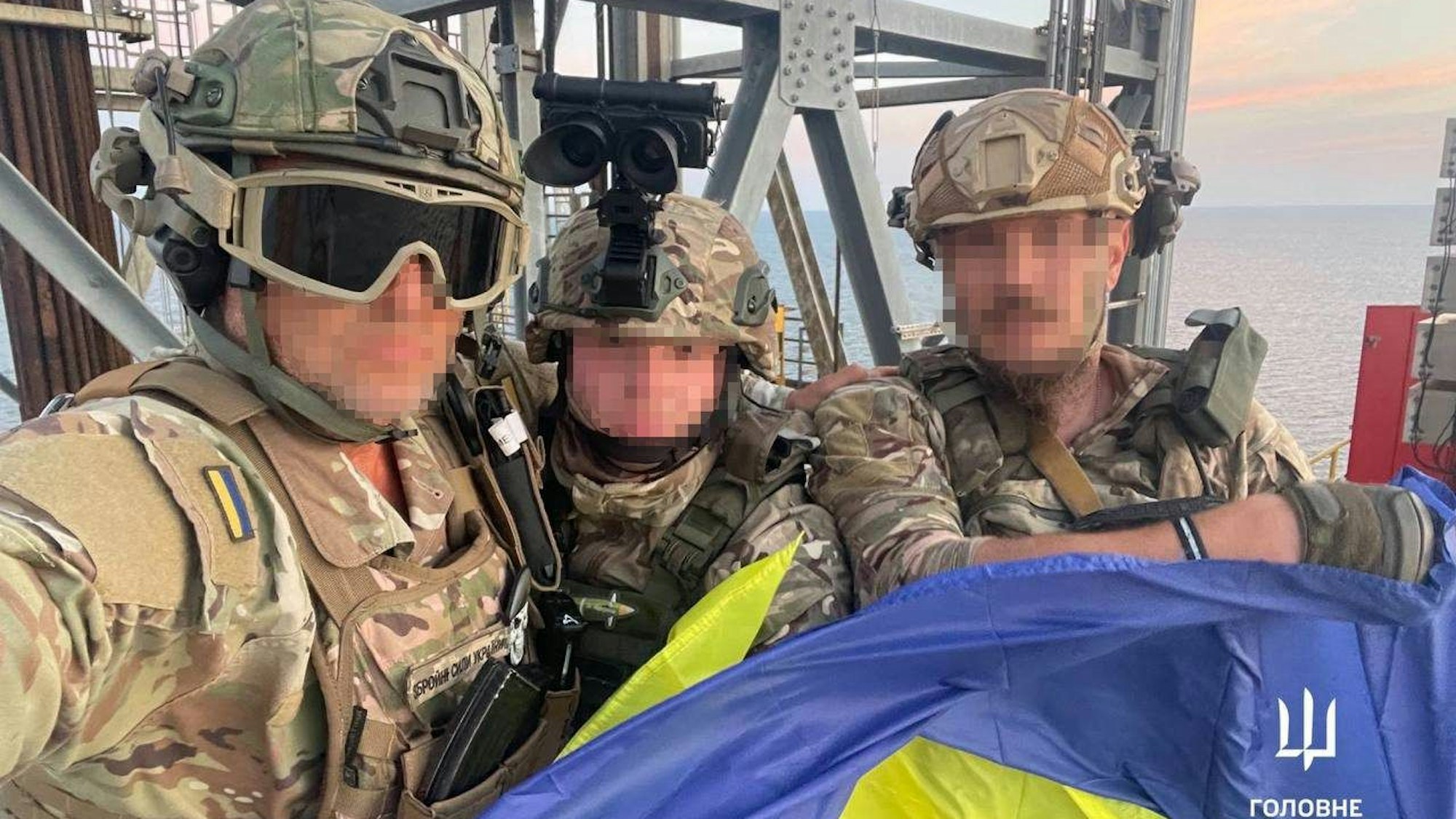 Spezialkräfte des ukrainischen Militärgeheimdienstes auf einer Bohrplattform vor der Krim. Kiew ließ sich viel Zeit mit der Mitteilung dieses Erfolges.