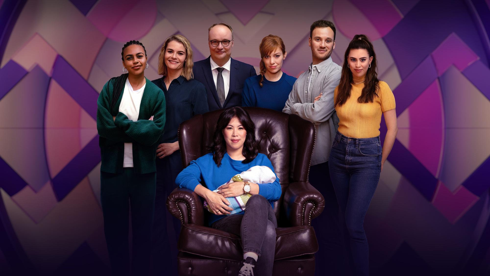 „MaiThink X“ Elternzeitvertretung: Mai Thi Nguyen-Kim (M.) mit ihrem Baby und ihrer Elternzeit-Vertretungsgruppe, Aminata Belli (l.), Hazel Brugger (2.v.l.), Oliver Welke (3.v.l.), Eva Schulz (3.v.r.), Leon Windscheid (2.v.r.) und Salwa Houmsi (r.)