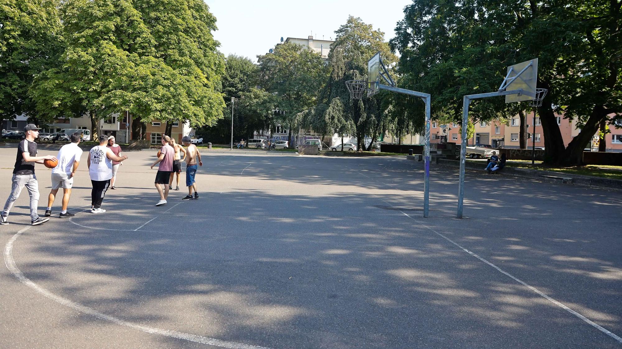 Ausgelassenes Basketballmatch im Klingelpützpark