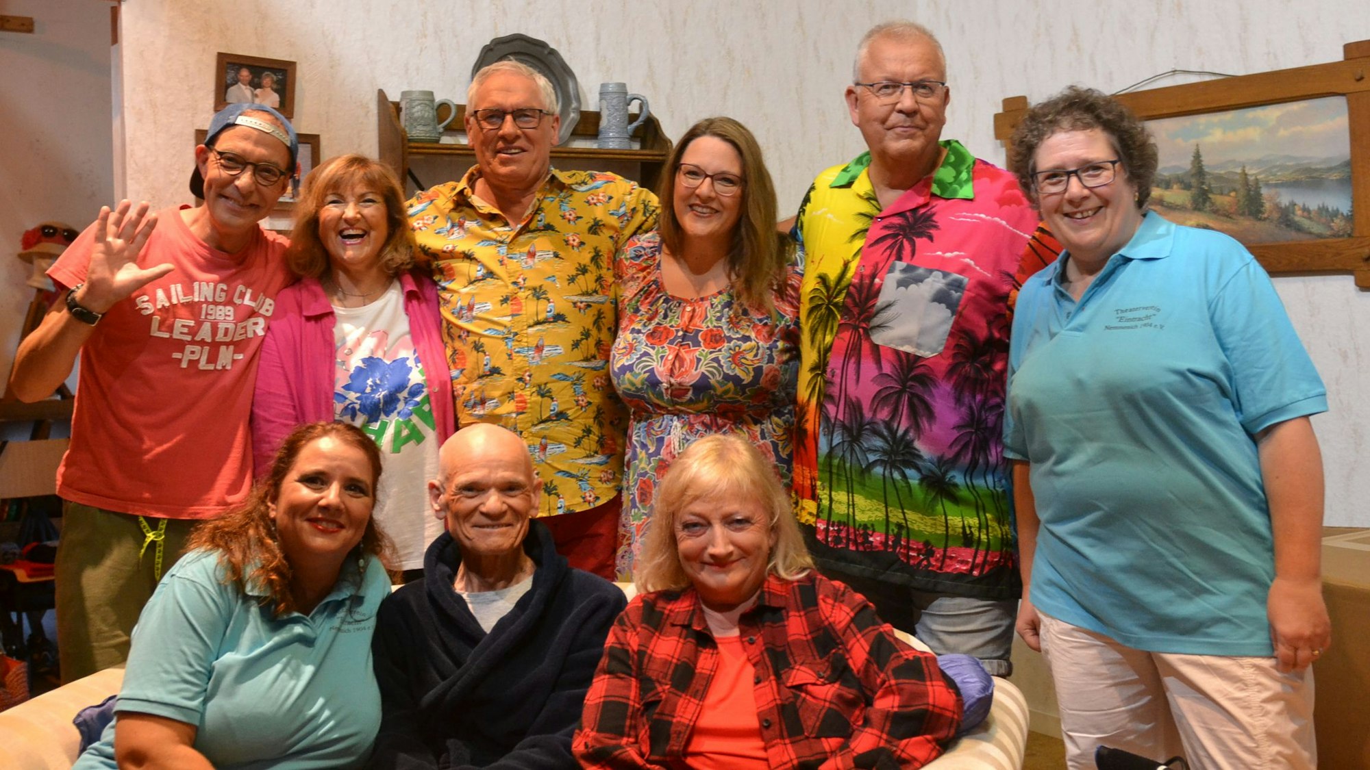 Die Schauspieler des Theatervereins Nemmenich sind in den Kulissen ihres neuen Stücks – einem spießig eingerichteten Wohnzimmer – zu sehen.