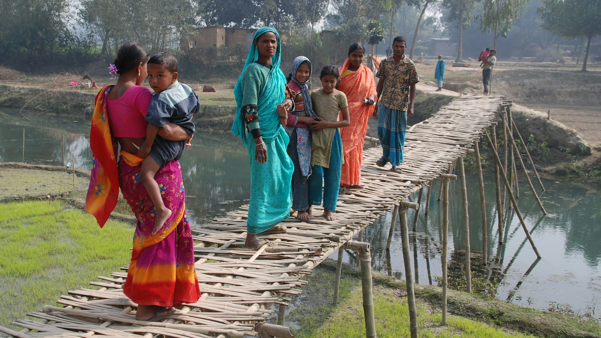 Menschen auf einer Brücke in Bangledesch.