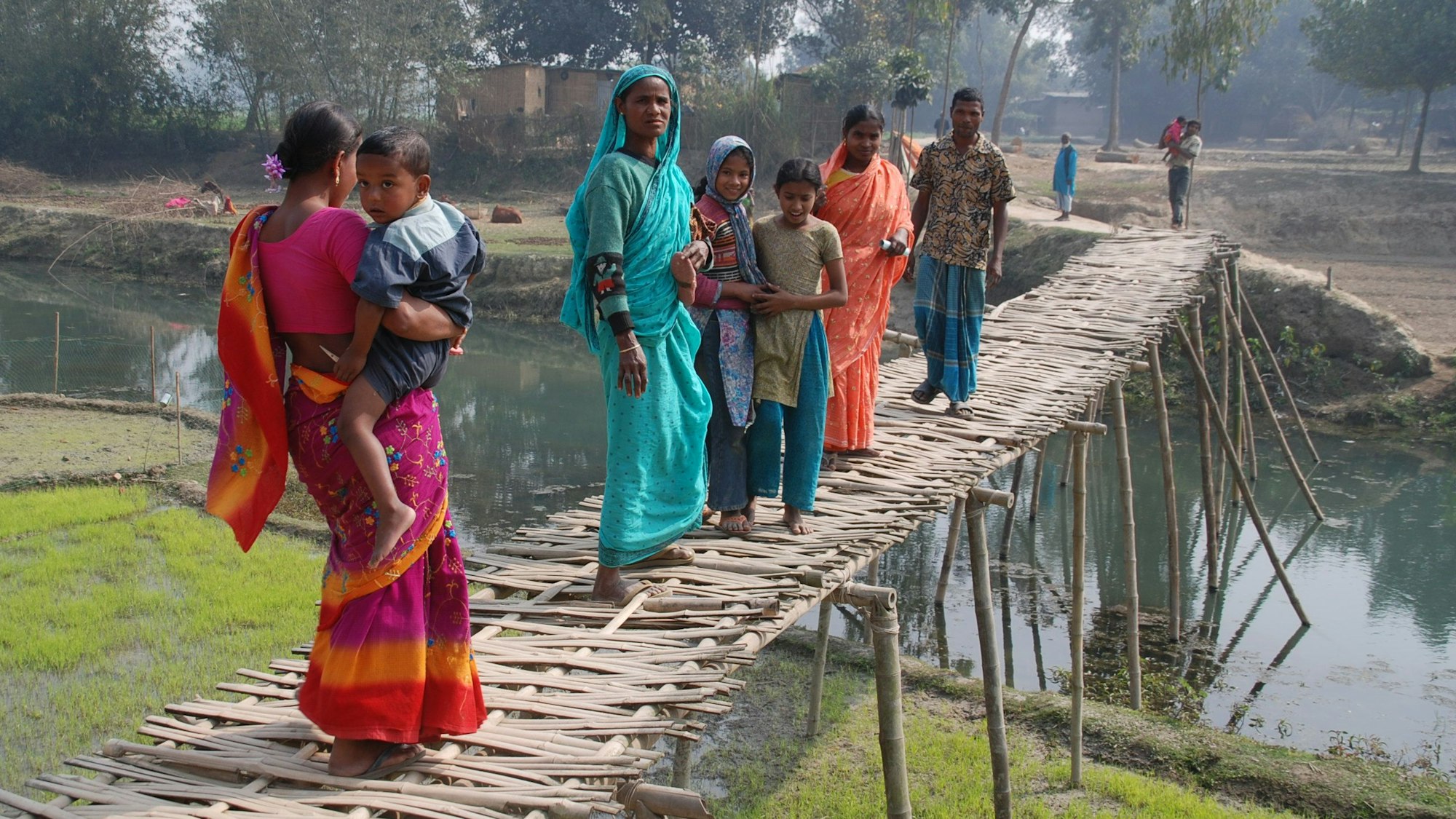 Menschen auf einer Brücke in Bangledesch.