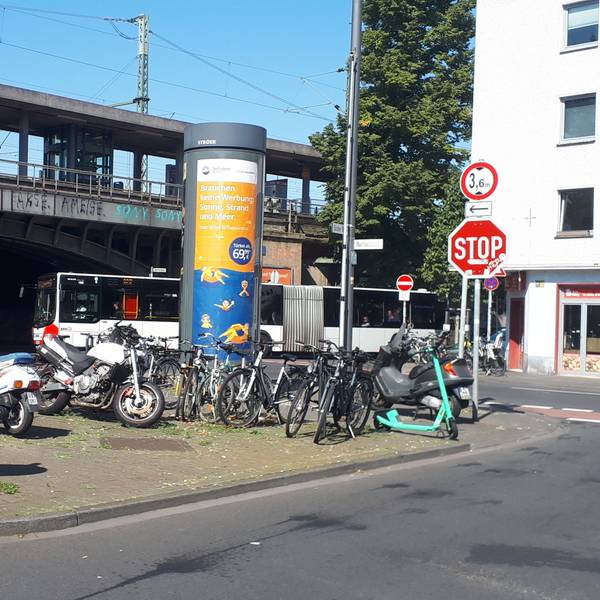 Blick auf den S-Bahnhof Nippes mit Auto und Busverkehr.