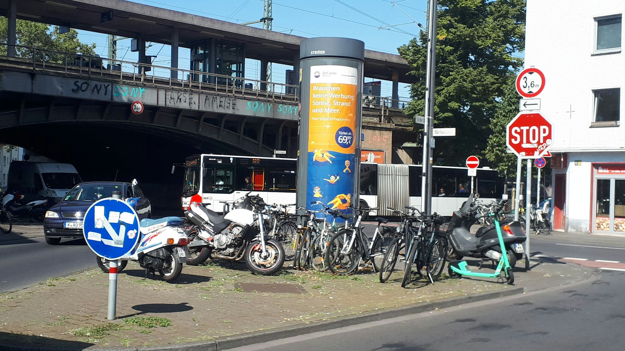 Blick auf den S-Bahnhof Nippes mit Auto und Busverkehr.