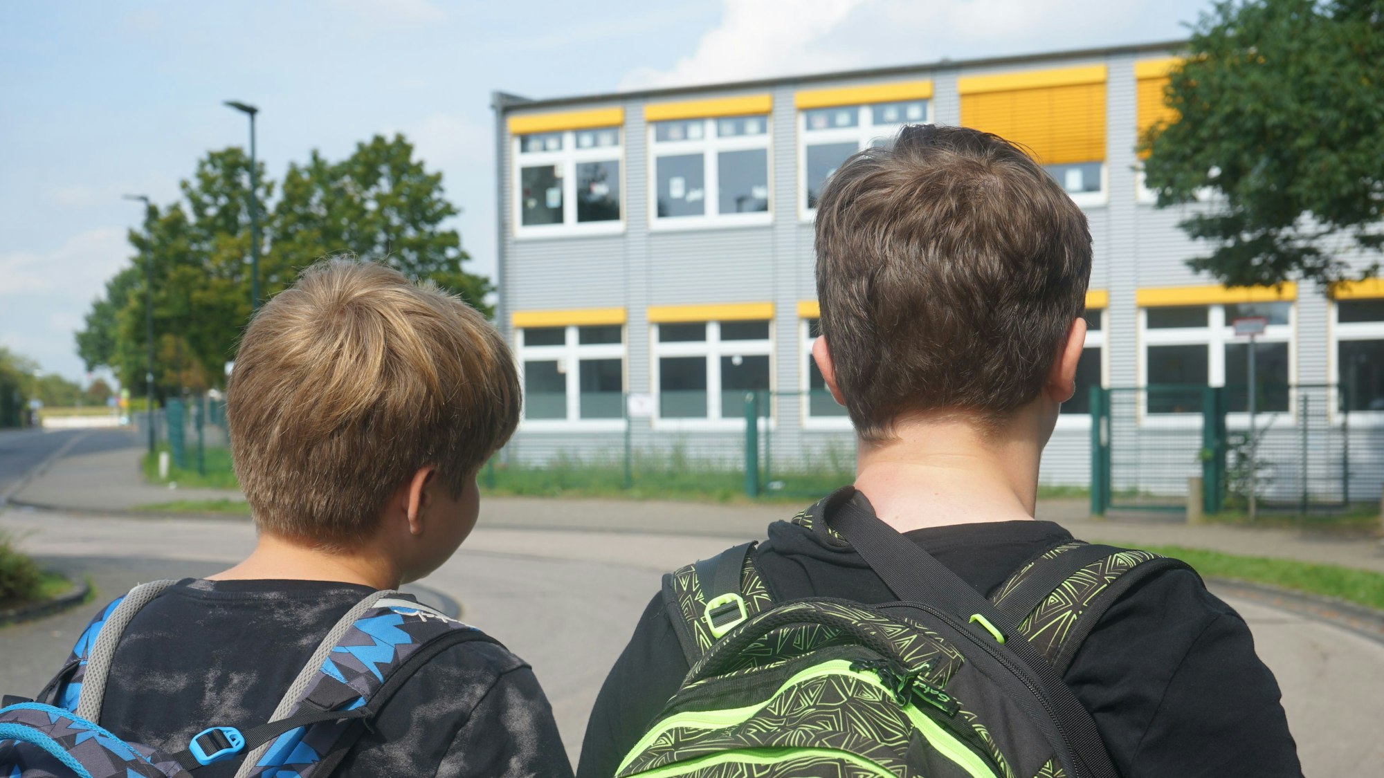 Zwei Schüler vor der Willy-Brandt-Gesamtschule.