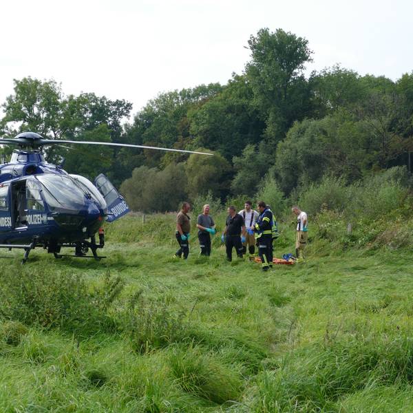 Der Rettungshubschrauber Christoph 3 landete am Ufer.