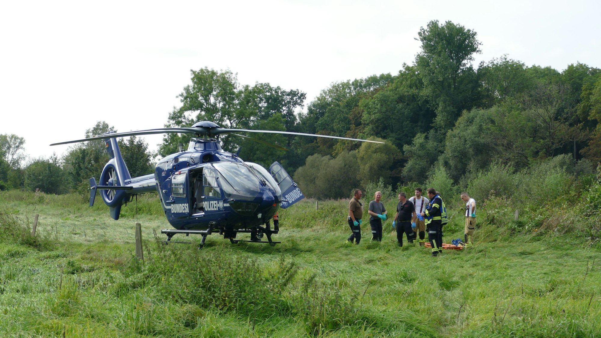 Der Rettungshubschrauber Christoph 3 landete am Ufer.