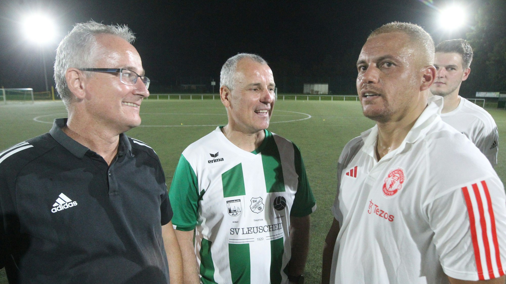 Im Gespräch (von links): Heiko Gatzmanga und Jürgen Gansauer vom SV Leuscheid sowie Champions League-Sieger Wes Brown.