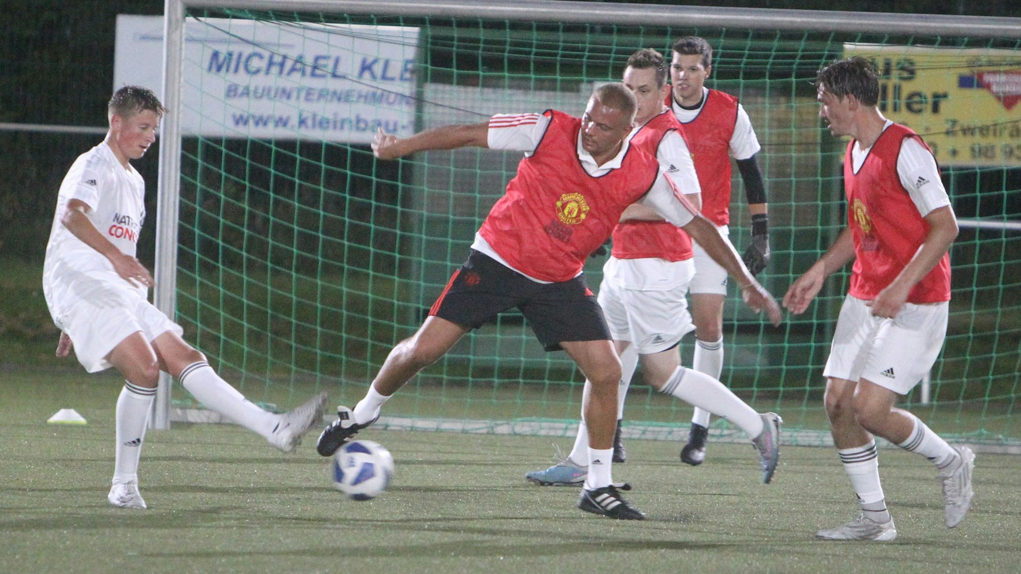 Wes Brown (Mitte) nahm es mit den Bezirksliga-Kickern des SV Leuscheid auf.