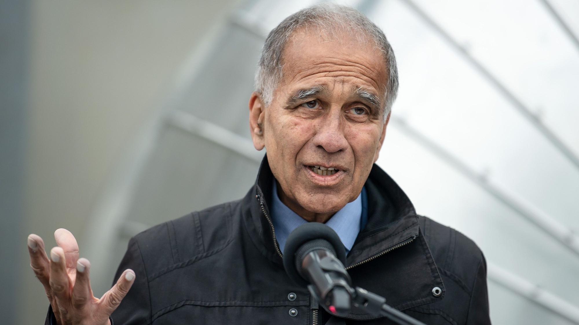 ARCHIV - 04.10.2021, Niedersachsen, Werlte: Mojib Latif, Klimaforscher, spricht bei der Eröffnung der neuen Anlage zur Herstellung von CO2-neutralem Kerosin. (zu dpa «Klimaforscher Latif zu Mittelmeer-Unwettern: «Explosives Gebräu») Foto: Sina Schuldt/dpa +++ dpa-Bildfunk +++