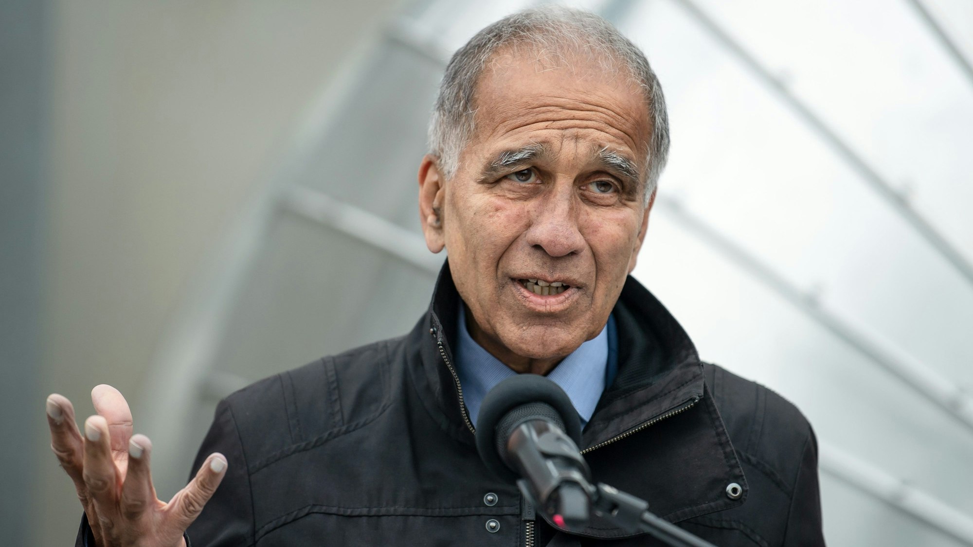 ARCHIV - 04.10.2021, Niedersachsen, Werlte: Mojib Latif, Klimaforscher, spricht bei der Eröffnung der neuen Anlage zur Herstellung von CO2-neutralem Kerosin. (zu dpa «Klimaforscher Latif zu Mittelmeer-Unwettern: «Explosives Gebräu») Foto: Sina Schuldt/dpa +++ dpa-Bildfunk +++