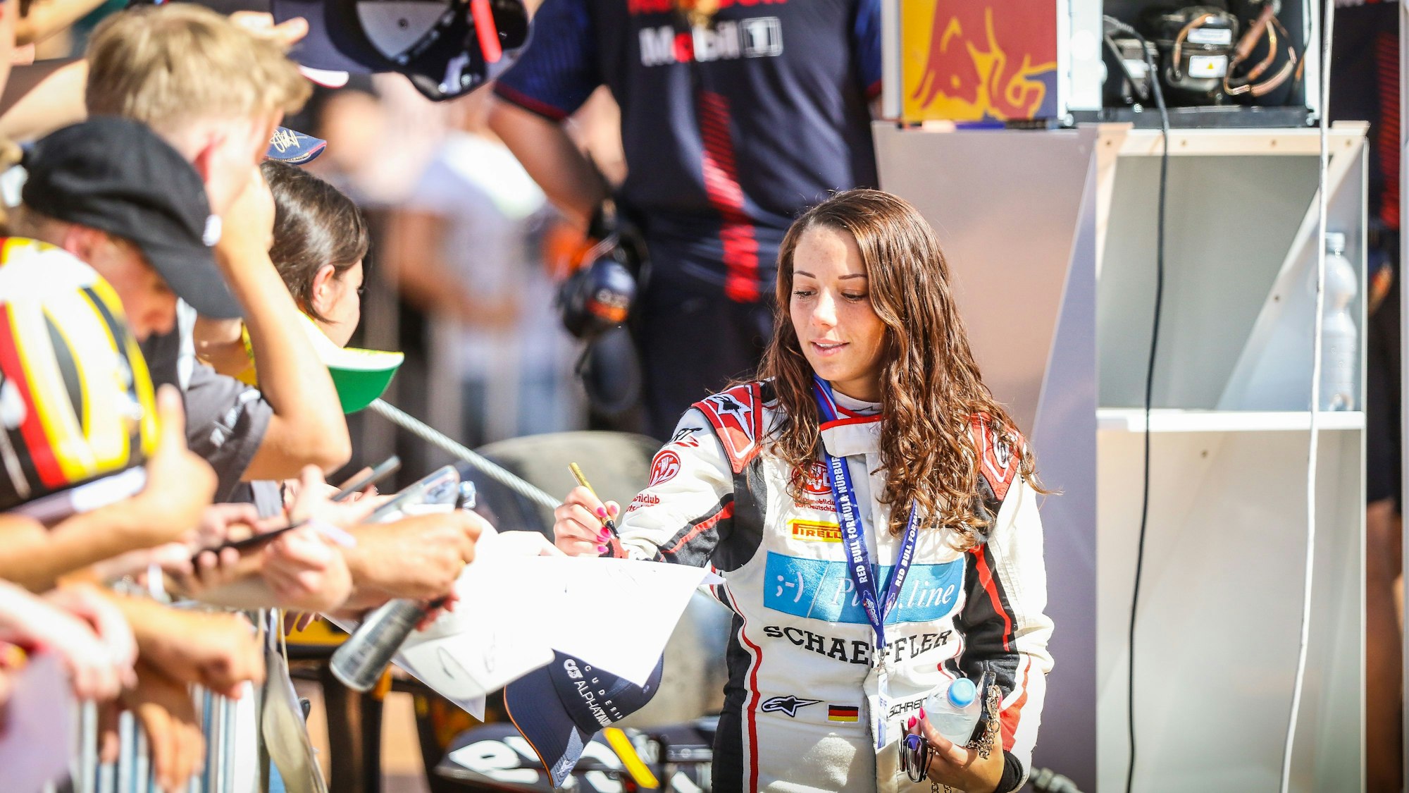 Carrie Schreiner gibt Autogramme.