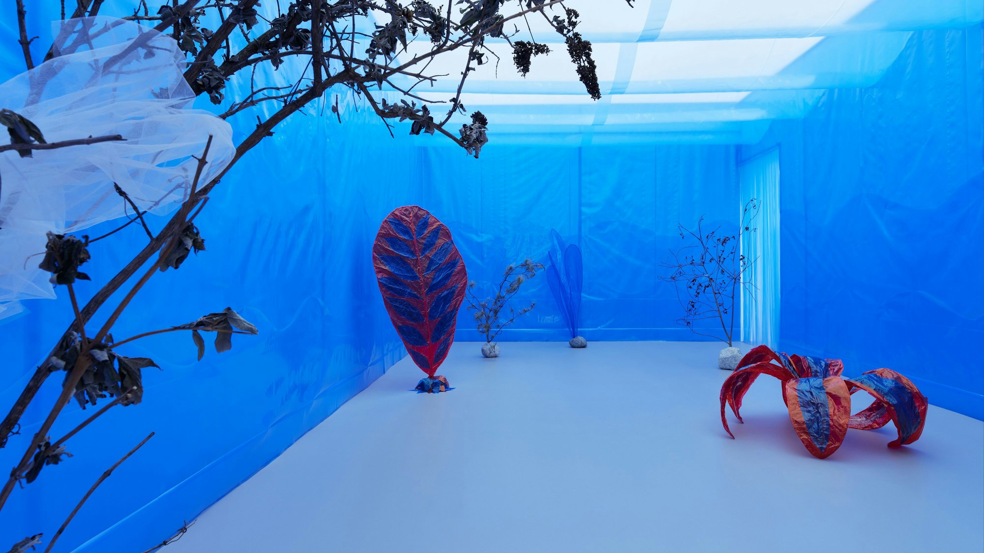 „Kontrapunkt mit Blumen“ aus dem Jahr 1982 von Füsun Onur.