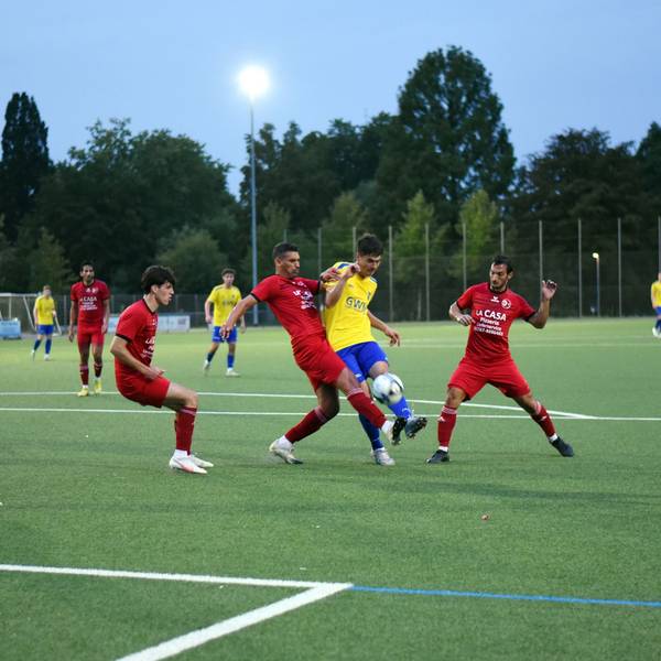 Ein Nümbrechter Fußballer möchte den Ball nach vorne spitzeln und wird dabei von einem Wipperfürther daran gehindert.