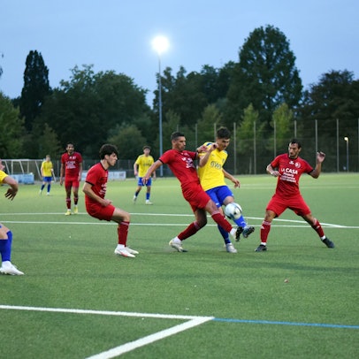 Ein Nümbrechter Fußballer möchte den Ball nach vorne spitzeln und wird dabei von einem Wipperfürther daran gehindert.