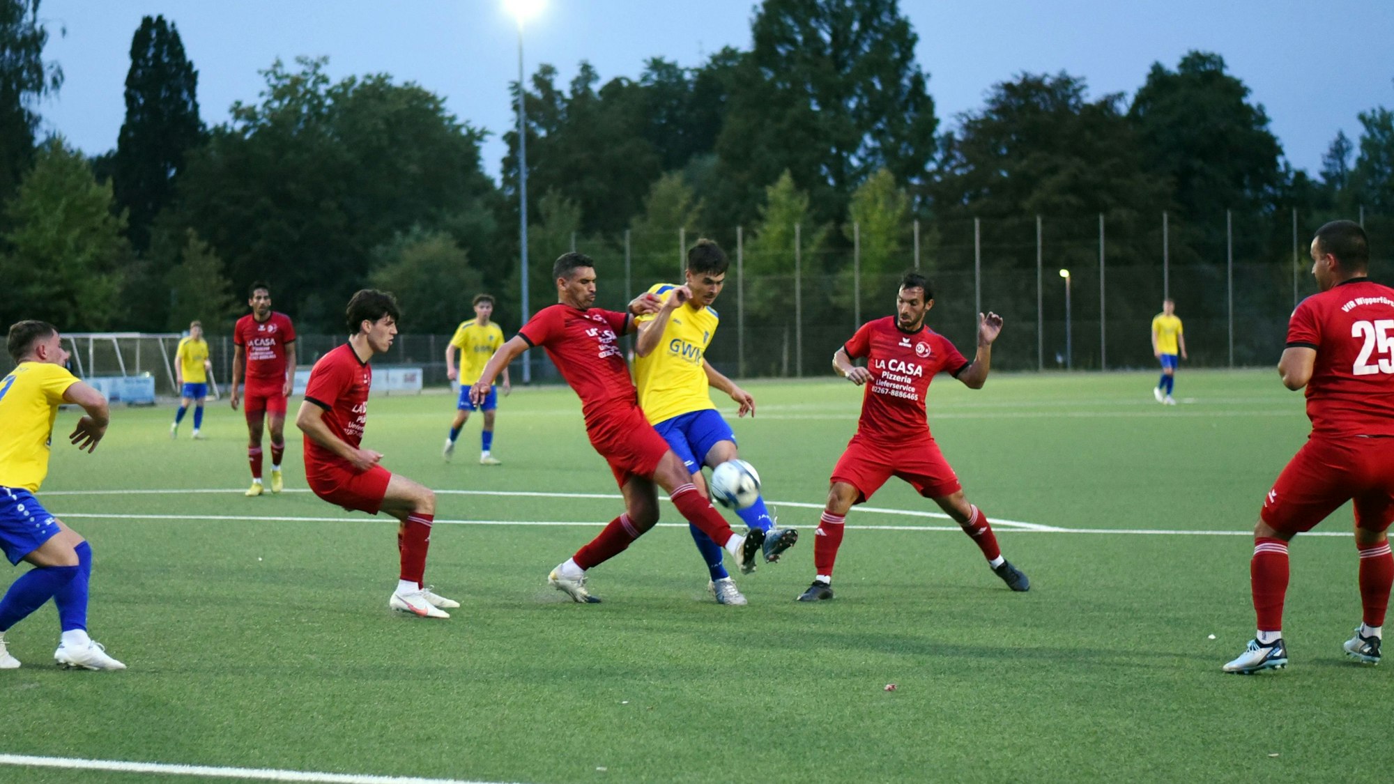 Ein Nümbrechter Fußballer möchte den Ball nach vorne spitzeln und wird dabei von einem Wipperfürther daran gehindert.