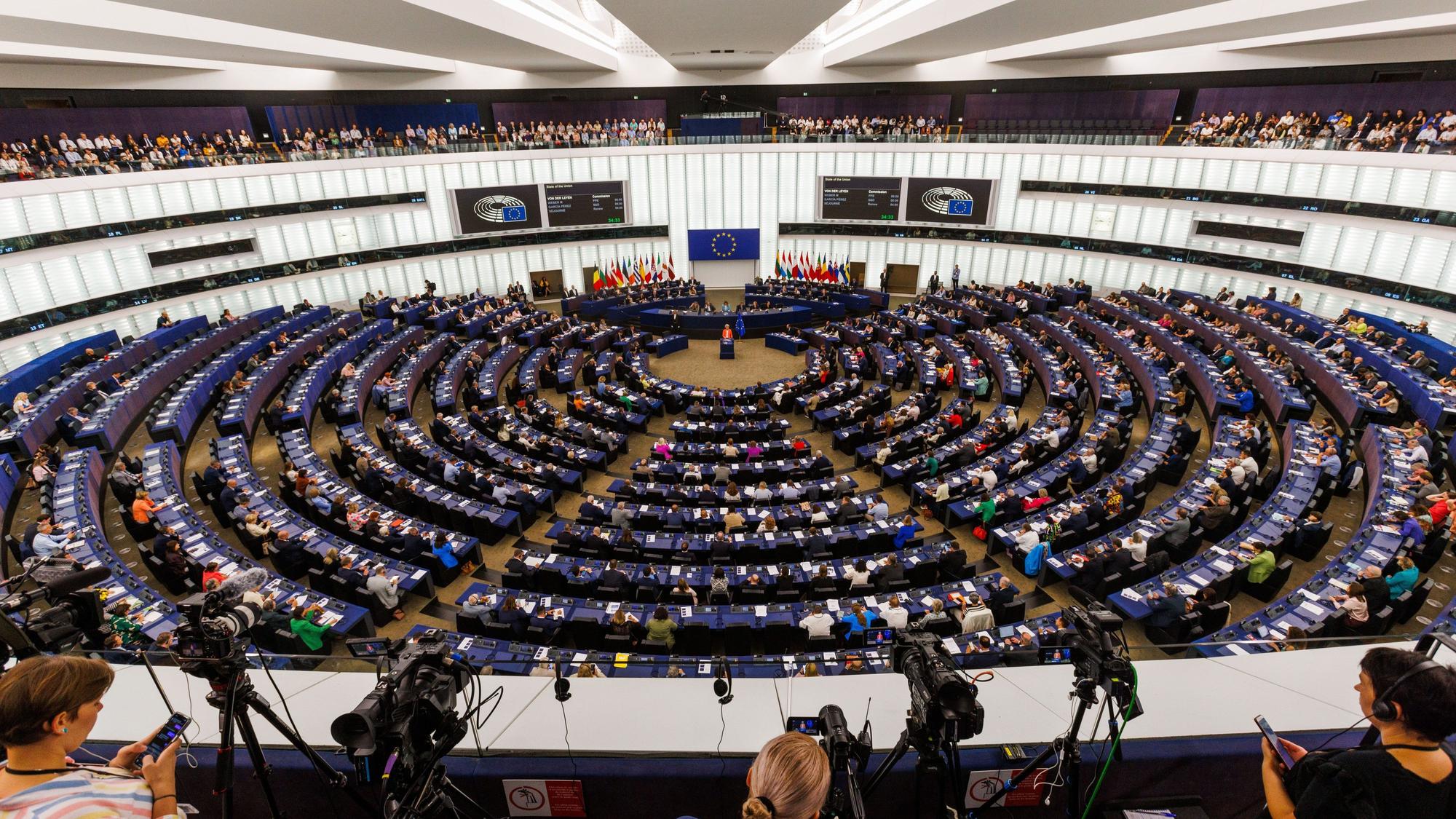 Ursula von der Leyen (CDU, Fraktion EVP), Präsidentin der Europäischen Kommission, steht im Gebäude des Europäischen Parlaments und spricht.